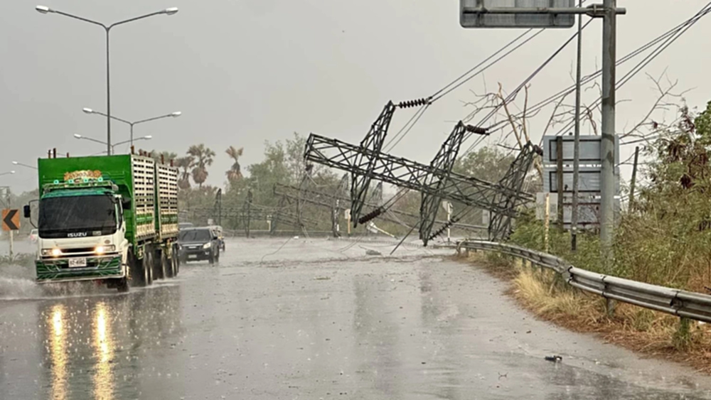 พายุฤดูร้อนถล่ม ลมกระโชกแรง 'เสาไฟฟ้าแรงสูง' ล้ม 8 ต้น ขวางถนนกบินทร์บุรี