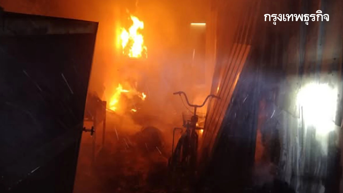 ระทึกกลางดึก ไฟไหม้ร้านอาหาร เผาวอดห้องครัว ควันพุ่งท่วมแสมดำ