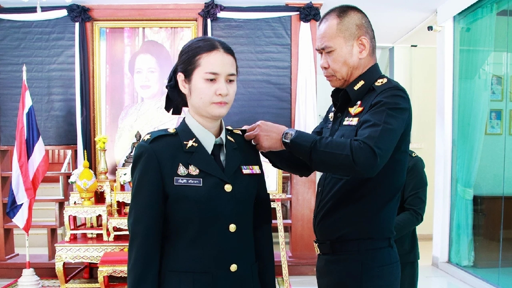 ติดยศ น.ส.เพ็ญศิริ ศรีลาภา เป็น ร.ต. ย้ำกองทัพ 'ไม่ทิ้งใครไว้ข้างหลัง'