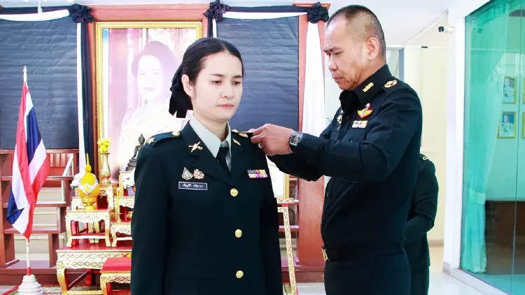 ติดยศ น.ส.เพ็ญศิริ ศรีลาภา เป็น ร.ต. ย้ำกองทัพ 'ไม่ทิ้งใครไว้ข้างหลัง'
