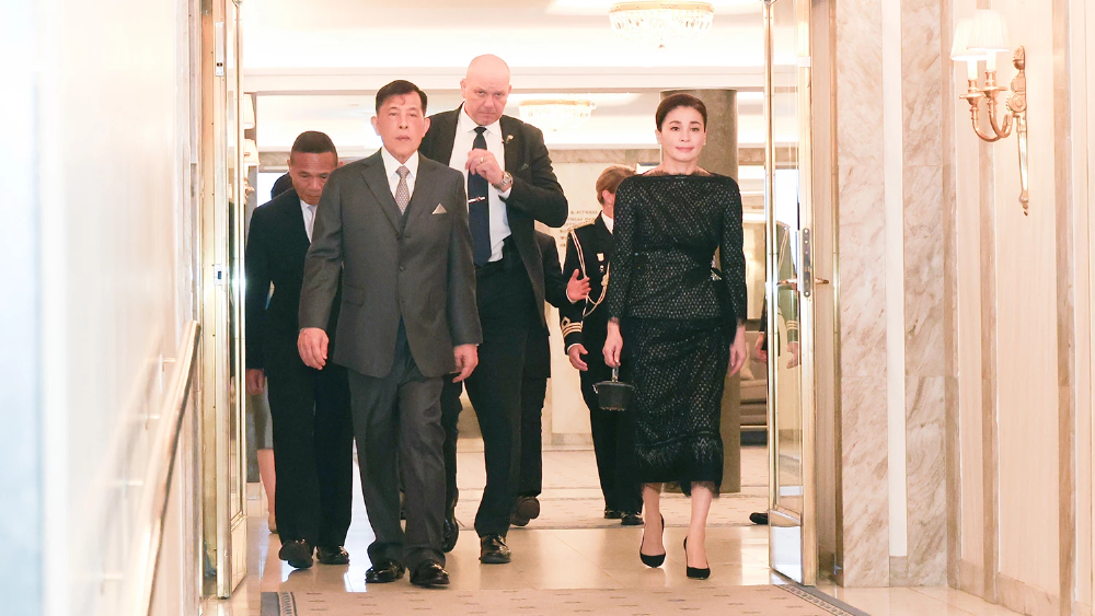 ในหลวง-พระราชินี เสด็จฯ กลับไทย หลังทรงร่วมงานพระราชพิธี 80 พรรษา สมเด็จพระราชาธิบดีคาร์ลที่ 16 กุสตาฟแห่งสวีเดน