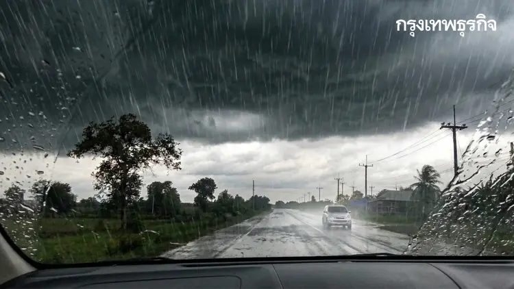 เปียกทุกที่ กรมอุตุ เตือน 77 จังหวัด ฝนตกหนัก 60% ลมแรง ระวังน้ำท่วม
