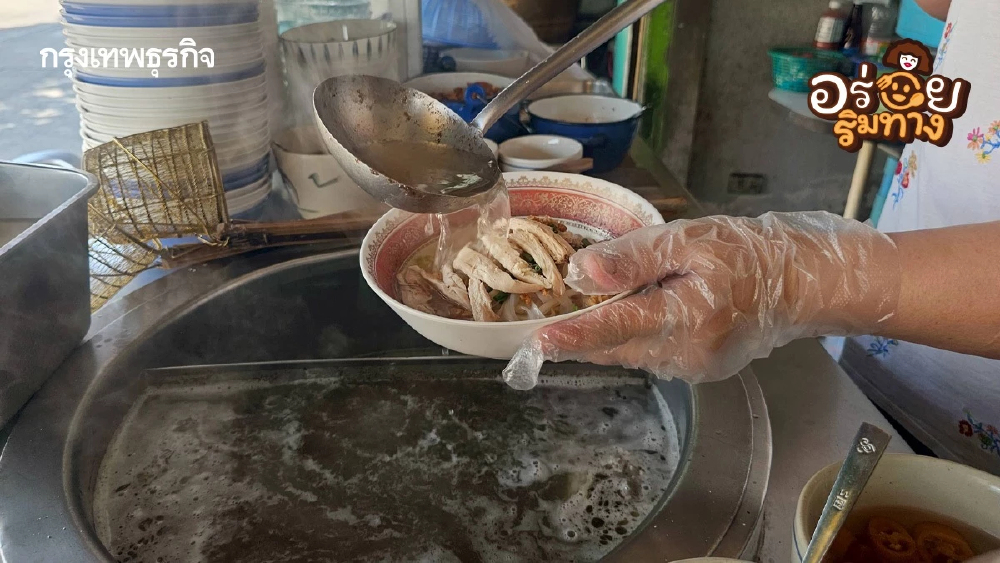 ก๋วยเตี๋ยวไก่ร้านนก by โก้-ธีรศักดิ์ ตำนาน 52 ปี 'ก๋วยเตี๋ยวไก่'