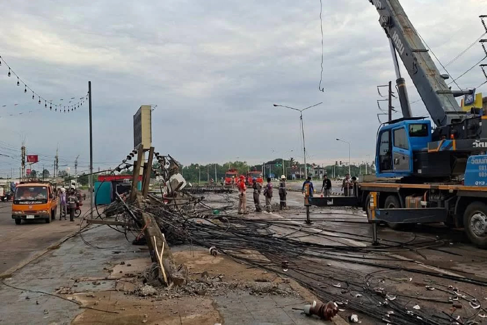 วุ่น! พายุฝนตกหนักอุบลราชธานี เสาไฟฟ้าล้ม กฟภ.เร่งแก้เดือดร้อน