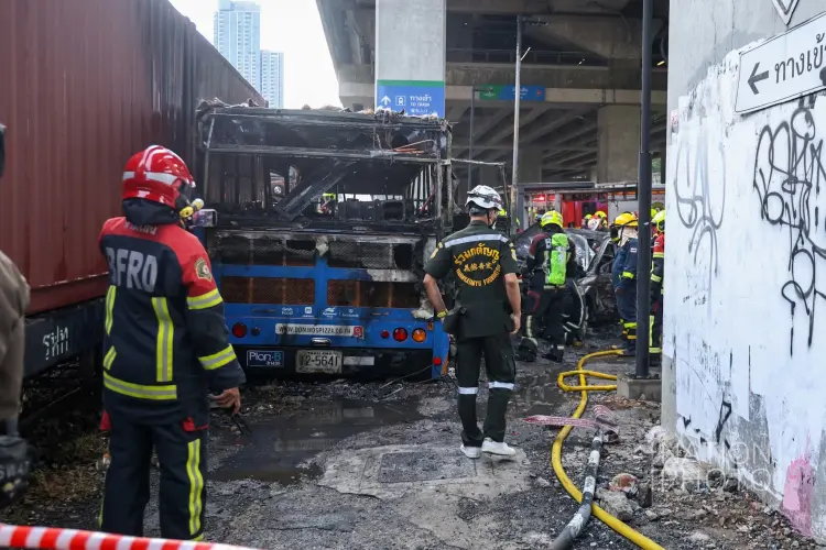 (17.00 น.) รถไฟชนรถเมล์ ผู้โดยสารบาดเจ็บคาดอาจสูง 40 ราย