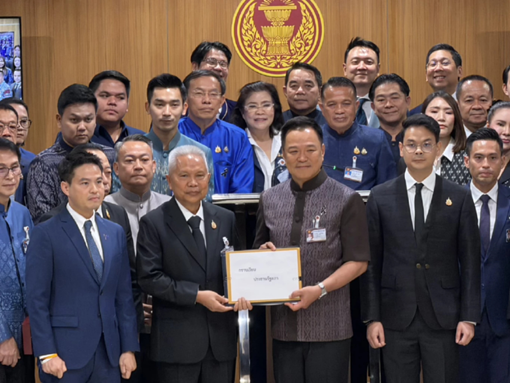 'อนุทิน' นำทีมยื่นร่างแก้รธน.มาตรา 256  ยันยึด21.6ล้านเสียง 'จริงใจไม่จิงโจ้'