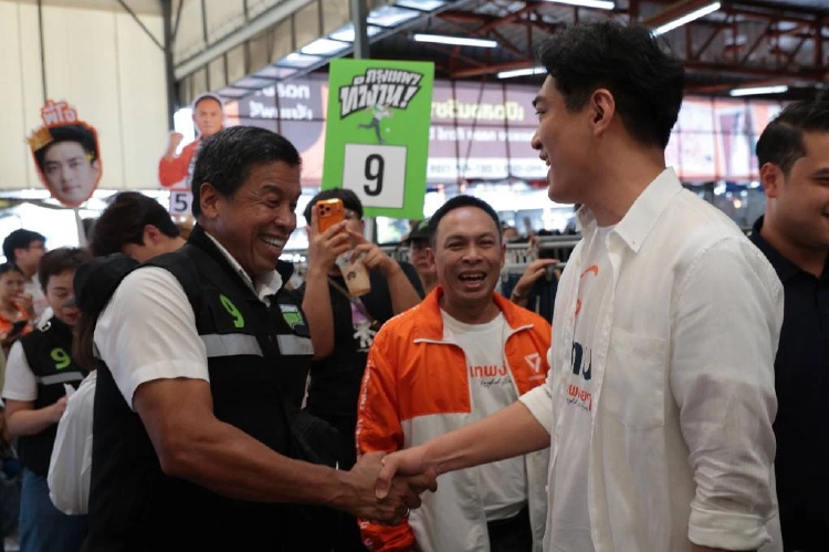 'ชัชชาติ' จับมือให้กำลังใจ 'ชัยวัฒน์' พร้อมทำงานร่วม ไม่สนพรรค