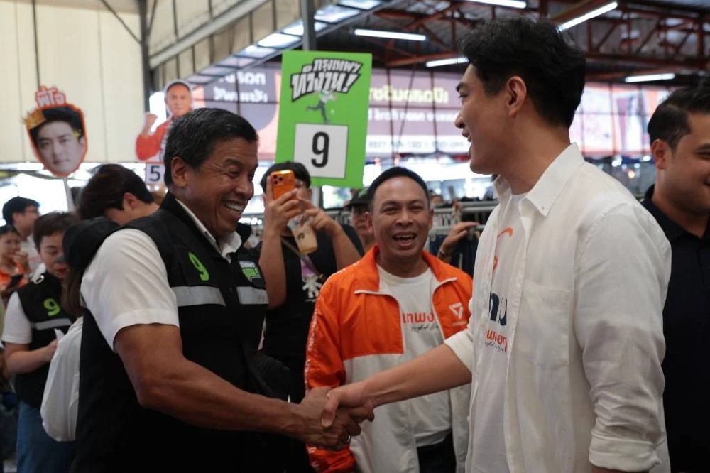 'ชัชชาติ' จับมือให้กำลังใจ 'ชัยวัฒน์' พร้อมทำงานร่วม ไม่สนพรรค