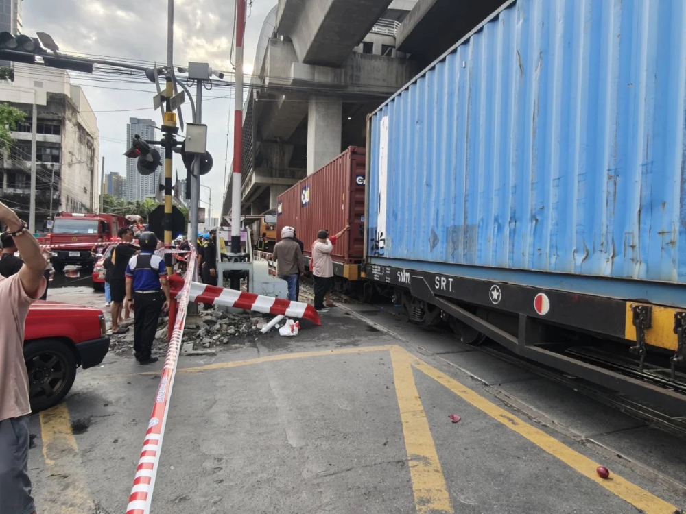 'กรมราง' สอบเหตุรถสินค้า รฟท. ชนรถเมล์ ด้าน ขสมก.เยียวยารายละ 1.5 ล้าน