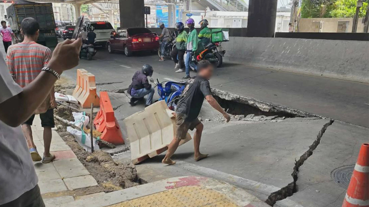 ด่วน! ถนนทรุดตัว ถนนจรัญสนิทวงศ์ บริเวณหน้า รพ.วิชัยเวช แยกไฟฉาย