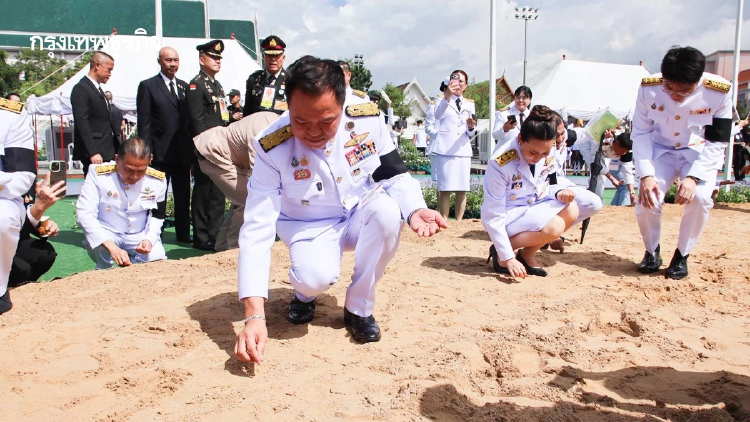 นายกฯ เก็บเมล็ดพันธุ์ข้าวพระราชทานครั้งแรก มั่นใจรับมือภัยแล้งได้