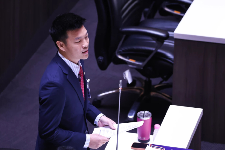 'เท้ง' เชื่อ คะแนนนิยม 'ปชน.' ดีกว่าทุกพรรค แม้โพลให้ 'มาร์ค' นำ
