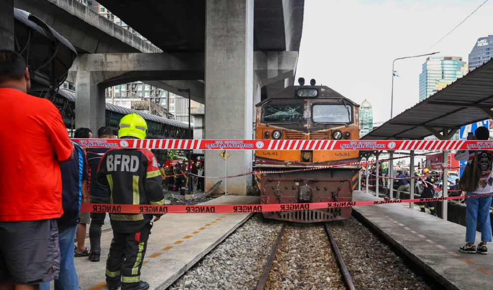 คืบหน้า! รถไฟชนรถเมล์ อโศก พบคนขับฉี่ม่วง พนง.ไม้กั้นโดนข้อหา