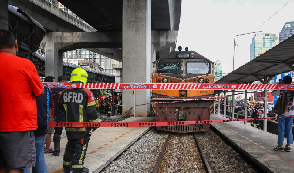 คืบหน้า! รถไฟชนรถเมล์ อโศก พบคนขับฉี่ม่วง พนง.ไม้กั้นโดนข้อหา