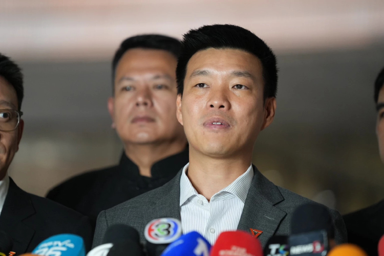 'ณัฐพงษ์' นำทัพ ปชน.แถลง จี้รัฐบาลตั้ง กมธ.สอบเงินกู้ 4 แสนล้าน