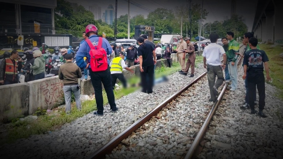 ด่วน! รถไฟเฉี่ยวชนคนเจ็บสาหัส ย่านมักกะสัน กู้ชีพเร่งช่วยเหลือ