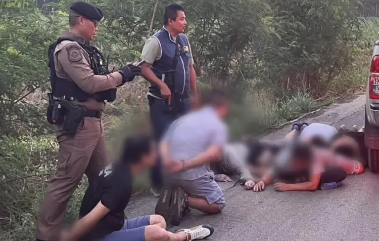 ล่าระทึกข้ามจังหวัดชายแดน สกัดจับกระบะลอบขน 6 ชาวจีน เข้ากรุง