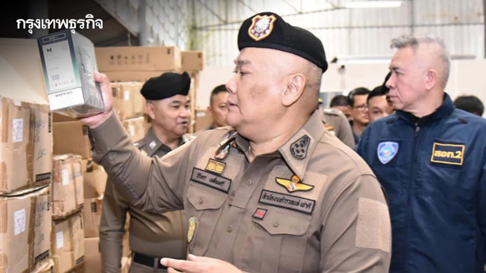 ลุยปราบ 'บุหรี่ไฟฟ้า' ตร. บุกโกดังย่านประเวศ ยึดของกลางได้กว่า 200,000 ชิ้น