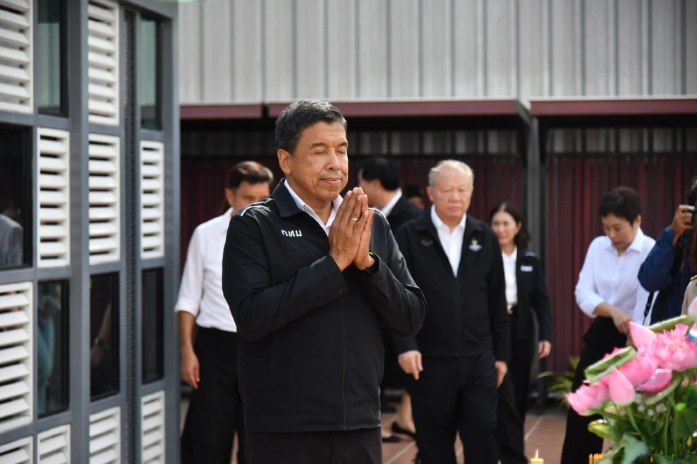 'ชัชชาติ' ไหว้ลาสิ่งศักดิ์สิทธิ์ อธิษฐานขอพร หลังลาออก