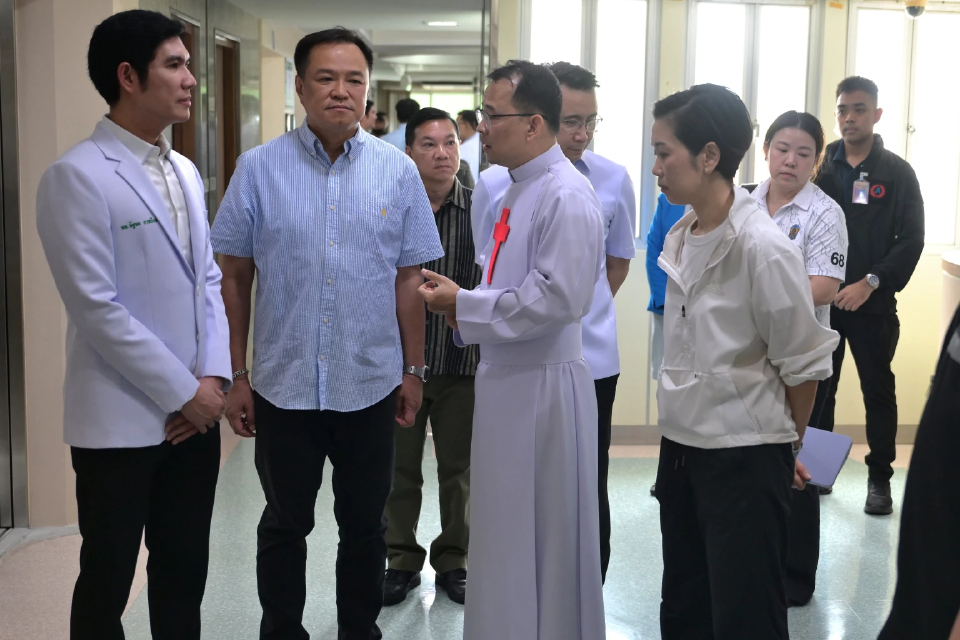 อนุทิน เยี่ยมผู้บาดเจ็บเหตุรถไฟชนรถเมล์ กำชับให้เยียวยาเต็มที่