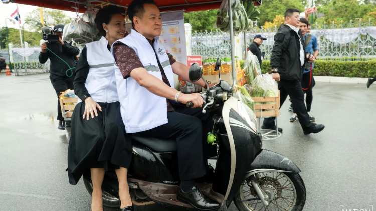 ‘อนุทิน’ ควง ‘ศุภจี’ ซ้อนท้ายสามล้อพ่วงข้าง เปิดงาน ‘ไทยช่วยไทย’