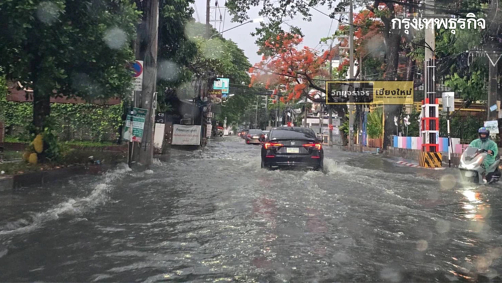ฝนตกหนักเชียงใหม่ น้ำท่วมถนนศิริมังคลาจารย์ เตือนเหนือมีฝน 70%
