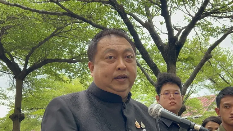 'สุชาติ'ยั้วะ เดินชนนักข่าว ถูกจี้ถาม ไม่ตรวจสอบทุจริต ลั่น รู้จักกูน้อยไป