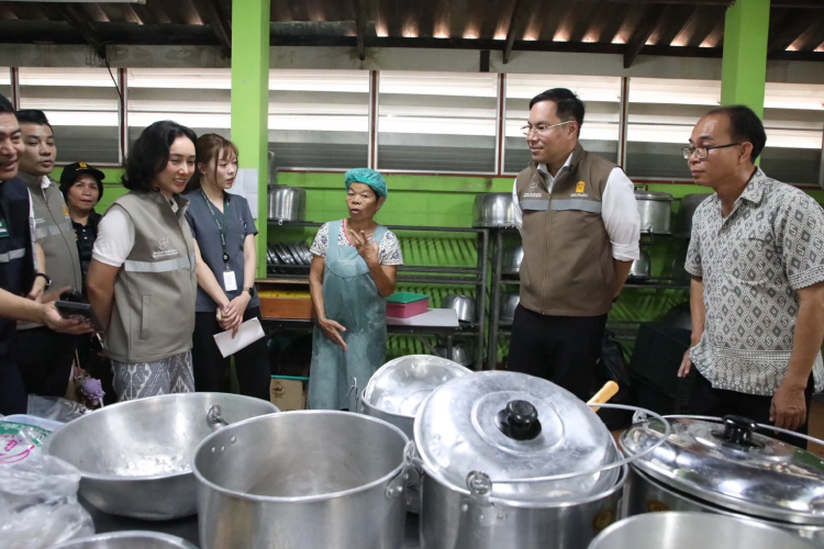 'รมช.ศธ.' สุ่มตรวจคุณภาพอาหารกลางวัน-นมโรงเรียน วัดสวนดอก
