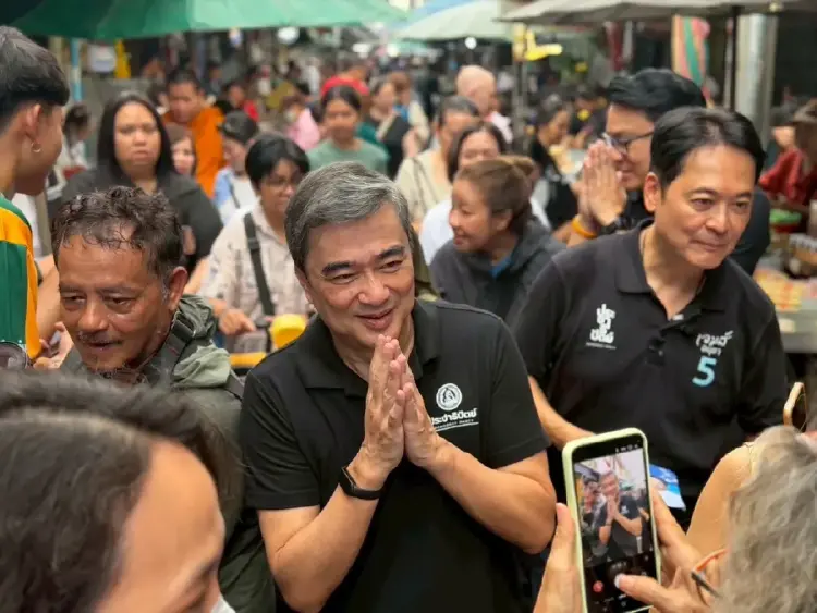 'มาร์ค' รับ 'ชัชชาติ' ได้เปรียบหลังโพลนำโด่ง เชื่อ ปชป.เปลี่ยนได้