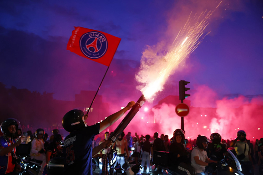 ผู้สนับสนุน PSG ดีใจสุดขีดคว้าแชมป์ 2 ปีซ้อน ลงถนนจนปะทะตำรวจ