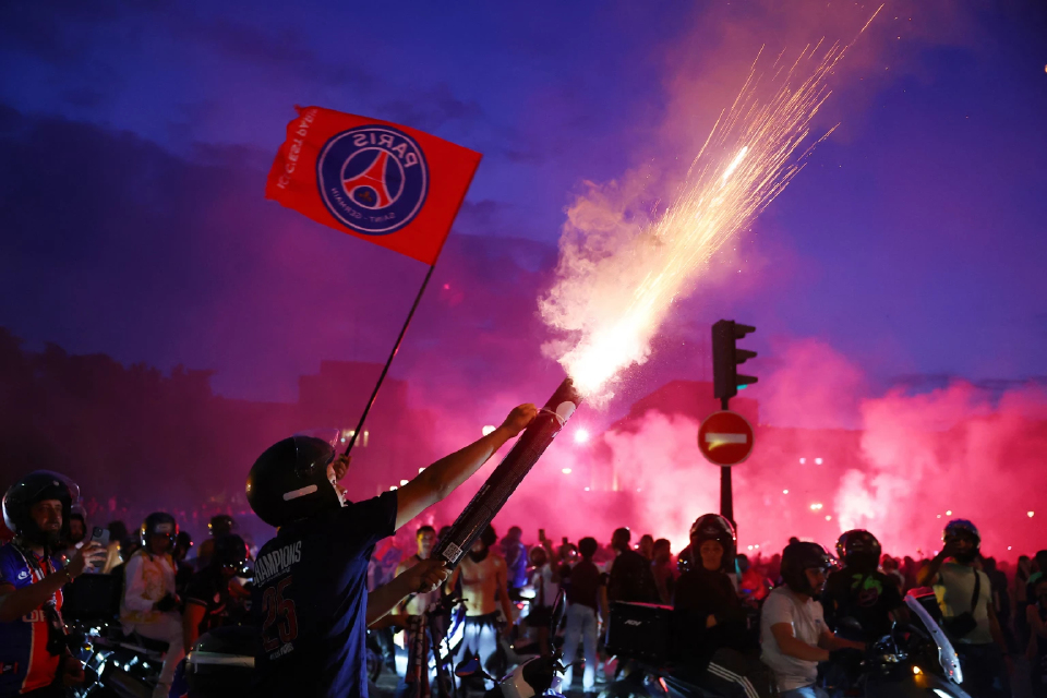 ผู้สนับสนุน PSG ดีใจสุดขีดคว้าแชมป์ 2 ปีซ้อน ลงถนนจนปะทะตำรวจ