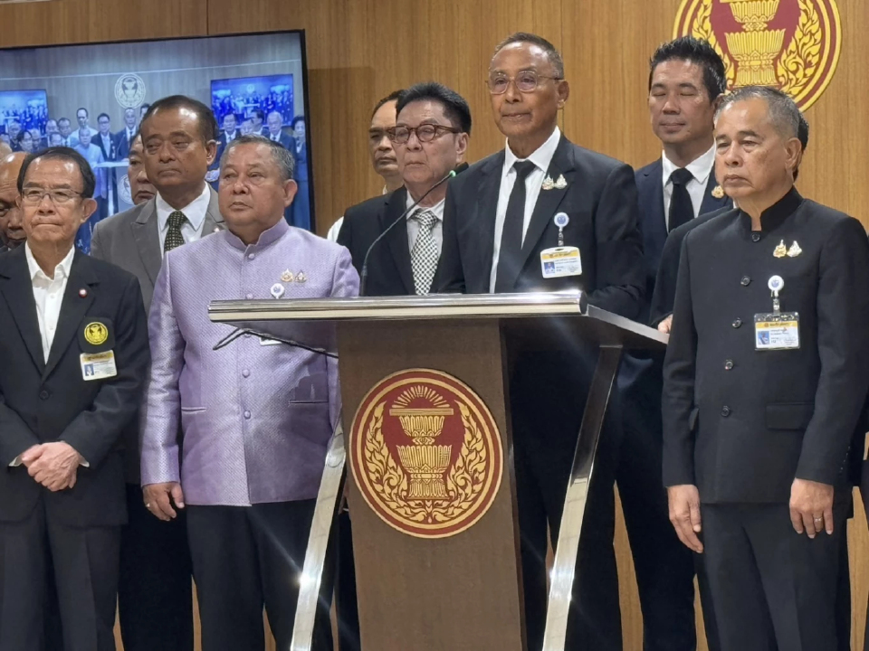 'กมธ.พิทักษ์สถาบัน' ขอศาล ทบทวนปมไม่สั่ง 'สส.ปชน.'หยุดทำหน้าที่