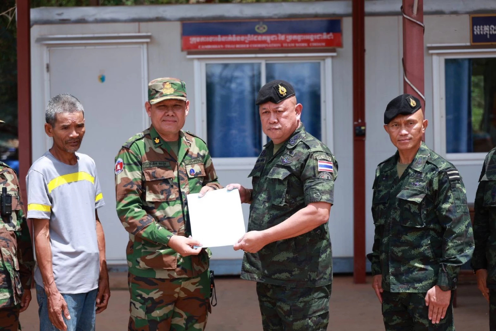 ทภ.2 รับตัว‘ลุงโยชน์’ จากกัมพูชากลับไทยแล้ว ผ่านช่องสะงำ