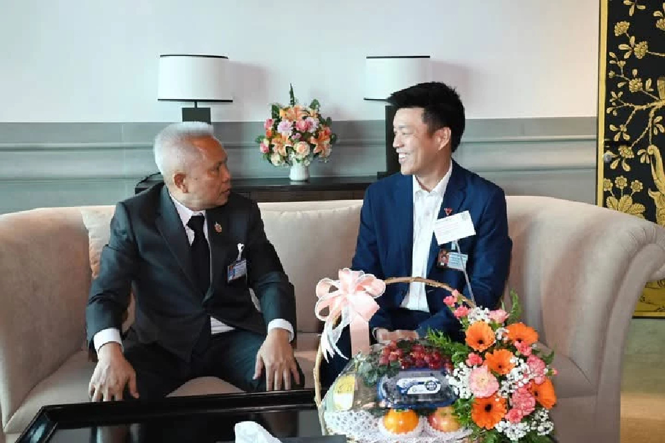 'ณัฐพงษ์' เดินสาย มอบกระเช้าดอกไม้ส้ม-ของที่ระลึก ให้ประมุขสภาฯ