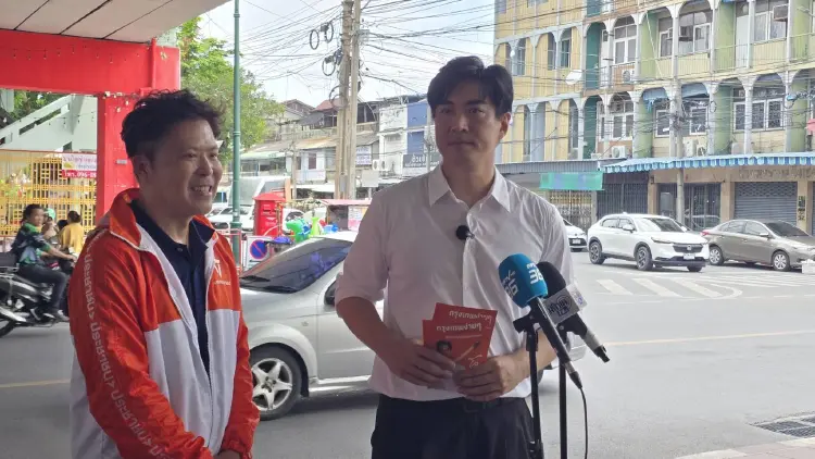 'ดร.โจ' ลุยตลาดพลูหาเสียงชิงผู้ว่าฯ กทม. 'หมออ๋อง' บอกขอ กทม.ส้ม
