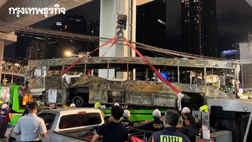 คืบหน้าล่าสุด ‘รถไฟชนรถเมล์’ เคลียร์ซาก เปิดการจราจรถนนอโศก-ดินแดง