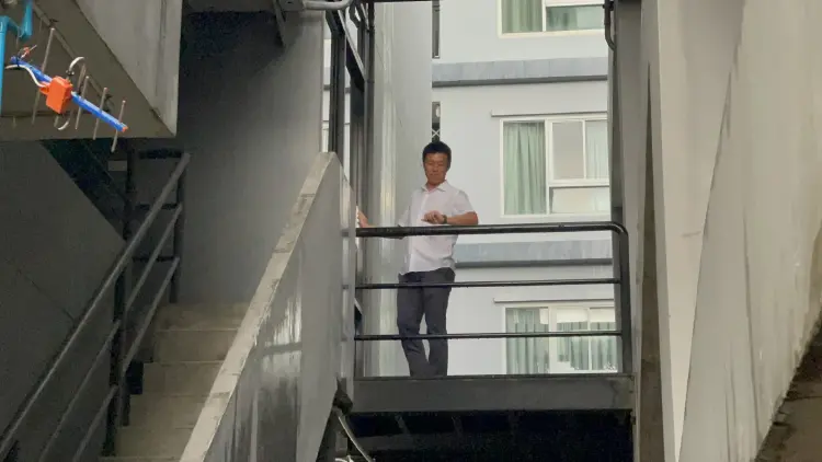 'เท้ง' ฝ่าฝนเข้าพรรค มอนิเตอร์ผลเลือกตั้ง กทม.-พัทยา แถลง 19.00 น.