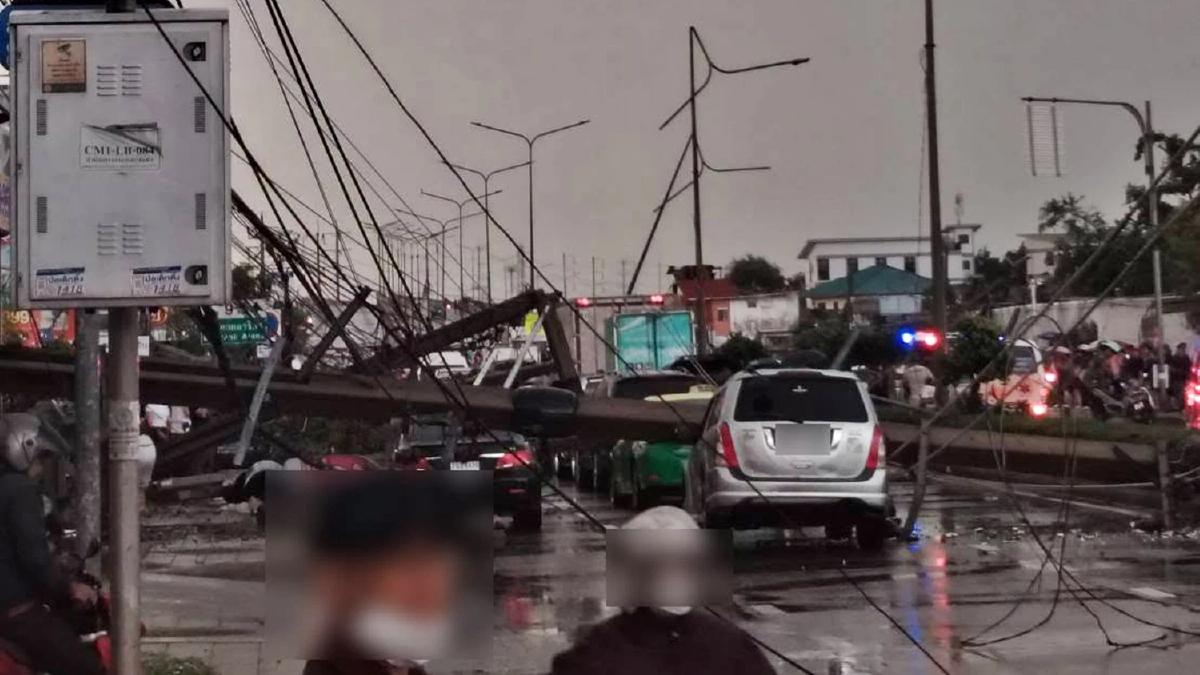 ระทึก พายุฝนถล่ม เสาไฟฟ้าล้มนับ 10 ต้น ทับรถ-บ้าน เจ็บ 1 ราย ไฟดับวงกว้าง
