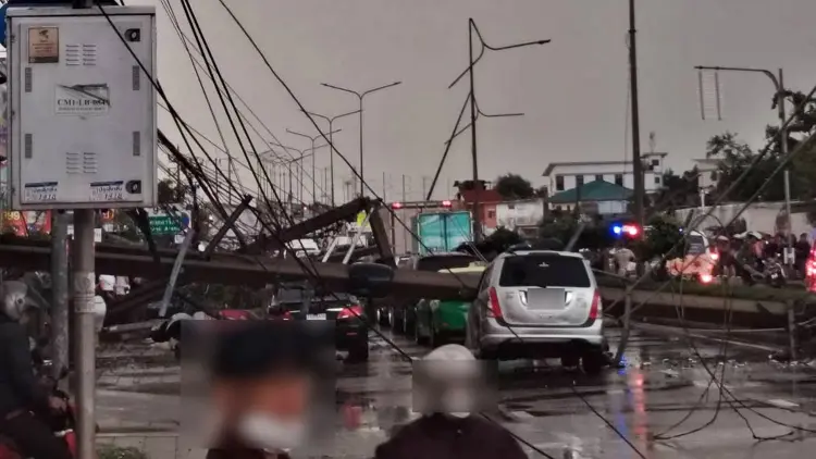 ระทึก พายุฝนถล่ม เสาไฟฟ้าล้มนับ 10 ต้น ทับรถ-บ้าน เจ็บ 1 ราย ไฟดับวงกว้าง
