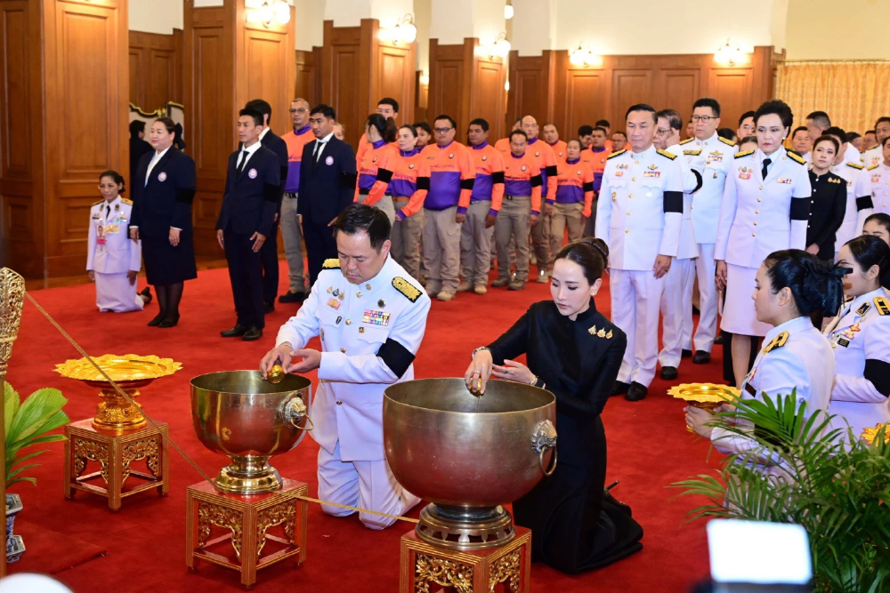 นายกฯ นำ ครม.ถวายน้ำสรงพระศพ เบื้องหน้าพระรูป 'เจ้าฟ้าพัชรกิติยาภาฯ'