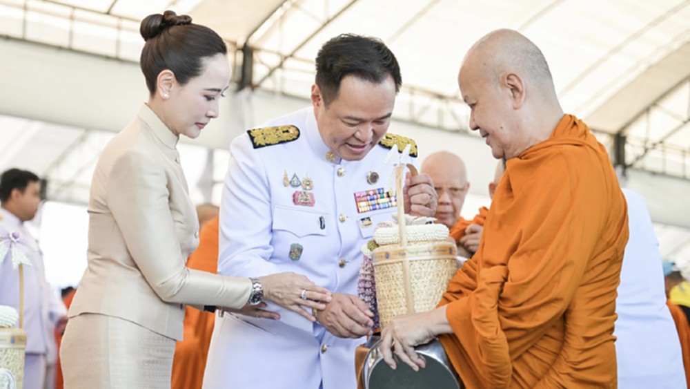 ‘อนุทิน’ พร้อมภริยา ทำบุญตักบาตร เฉลิมพระชนมพรรษา ‘พระราชินี’