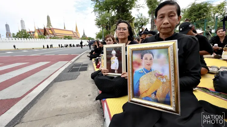 พสกนิกรปักหลักรอขบวนเชิญพระศพ “เจ้าฟ้าพัชรกิติยาภาฯ” หน้าพระบรมมหาราชวัง