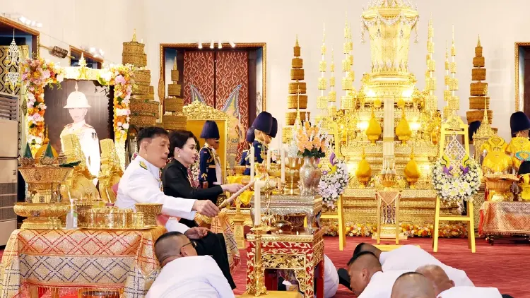 ในหลวง-พระราชินี เสด็จฯ ไปในการพระราชพิธีทรงบำเพ็ญพระราชกุศลปัณรสมวาร (15 วัน)