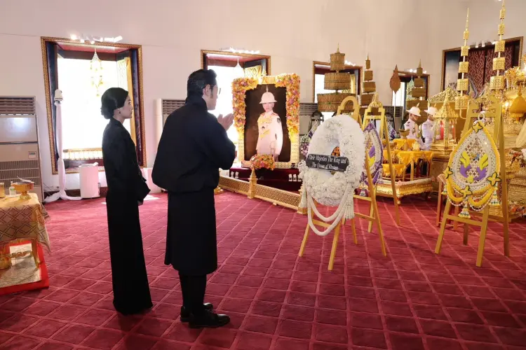 สมเด็จพระราชาธิบดี-พระราชินีแห่งภูฏาน ทรงวางพวงมาลาสักการะพระศพ เจ้าฟ้าพัชรกิติยาภา