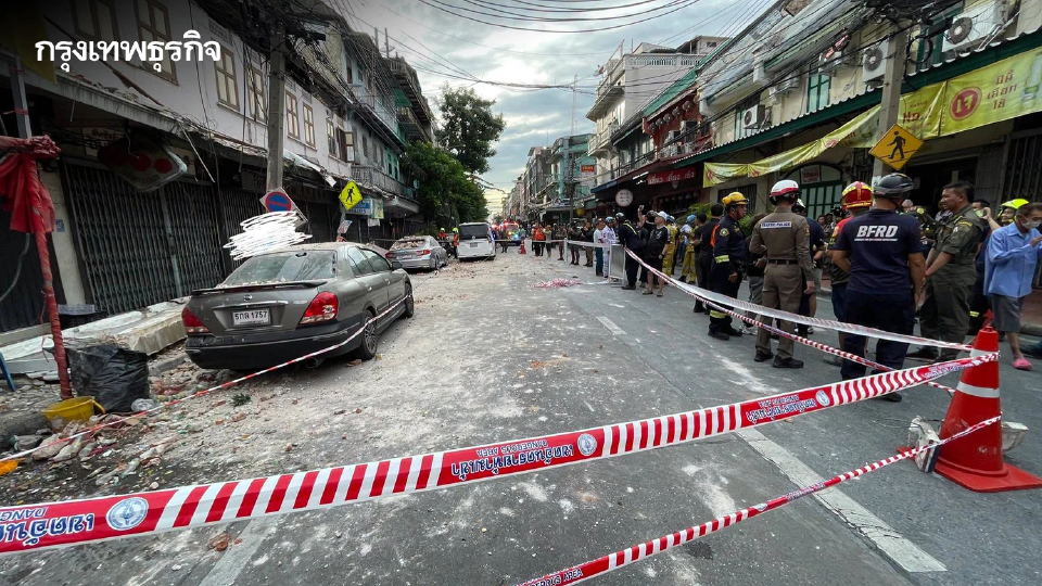 รถติด เลี่ยงเส้นทาง ถ.พระราม 4 ใกล้วัดไตรมิตร เหตุแผ่นปูนกันสาดหล่นทับ ปชช.