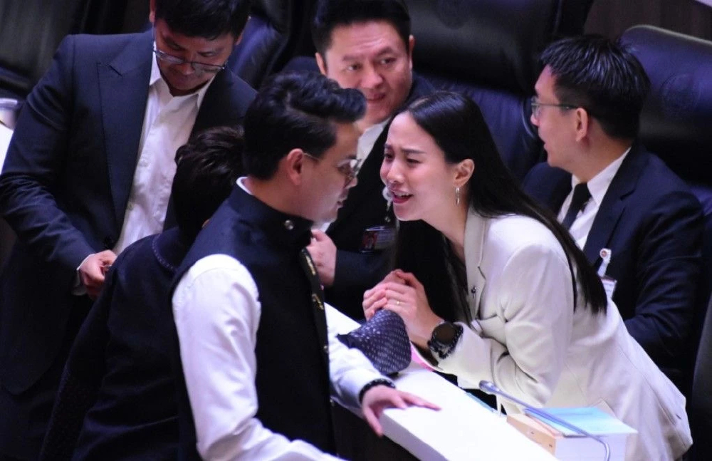 ‘ไชยชนก’ เดินไปคุย ‘ไอซ์’ กลางสภาฯ เปิดโทรศัพท์ให้กันดูด้วย