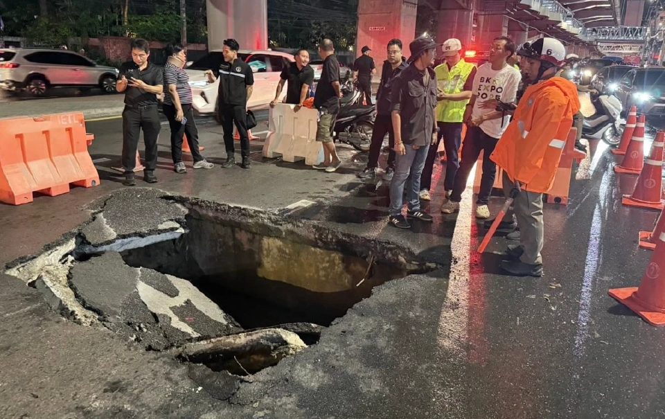ถนนทรุด เลน 2 หน้าโลตัสบางกะปิ เสี่ยงอุบัติเหตุ แนะชะลอความเร็ว