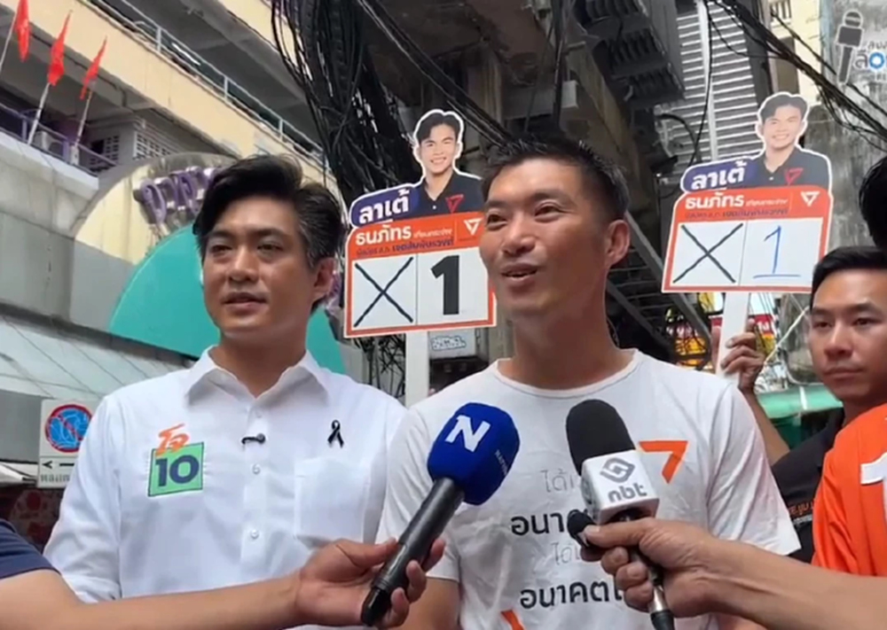 'ธนาธร' พา 'โจ' หาเสียงเยาวราช-สำเพ็ง ขายนโยบายช่วยพ่อค้าแม่ค้า