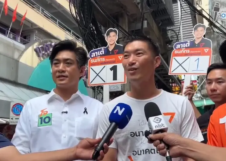 'ธนาธร' พา 'โจ' หาเสียงเยาวราช-สำเพ็ง ขายนโยบายช่วยพ่อค้าแม่ค้า
