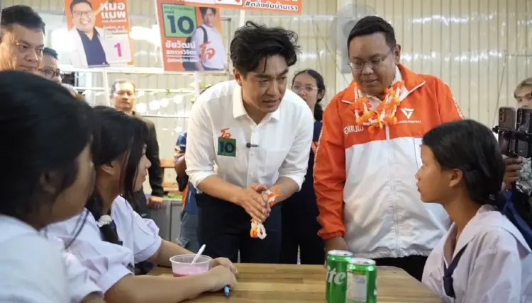 'ชัยวัฒน์-กันตพงศ์.ลุยตลาดน้ำคลองลัดมะยม ชูนโยบาย 'หวยใบเสร็จ SME'